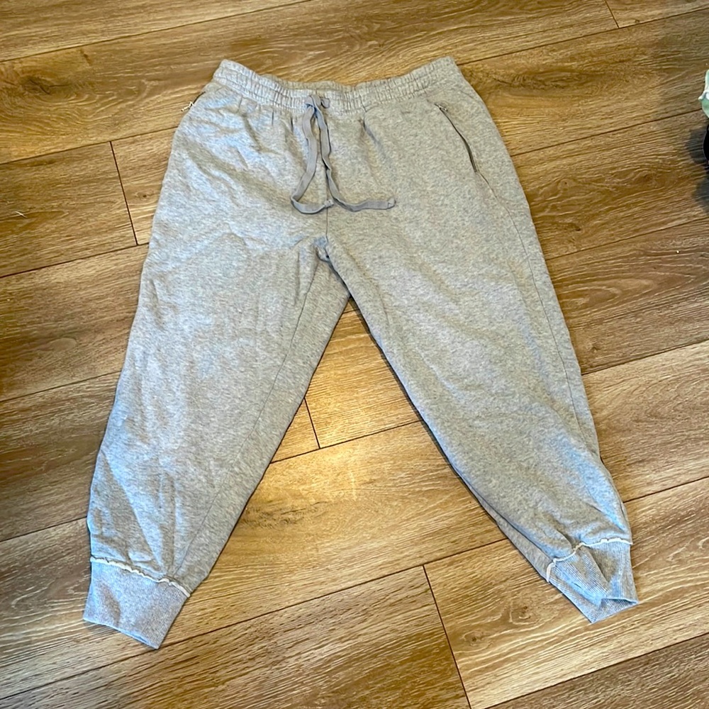Arie gray sweet pants with zippers ass pockets